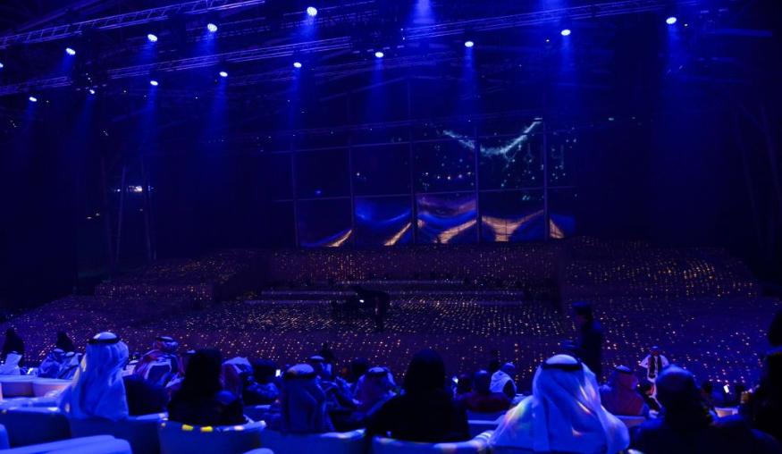 Một buổi diễn được tổ chức bên trong tòa nhà.