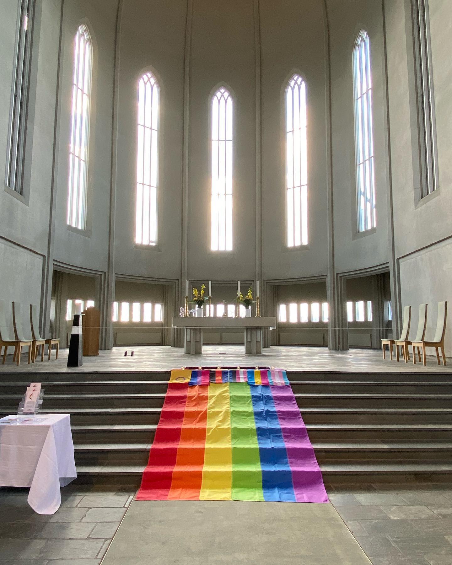 nhà-thờ-Hallgrimskirkja-ivivu-3