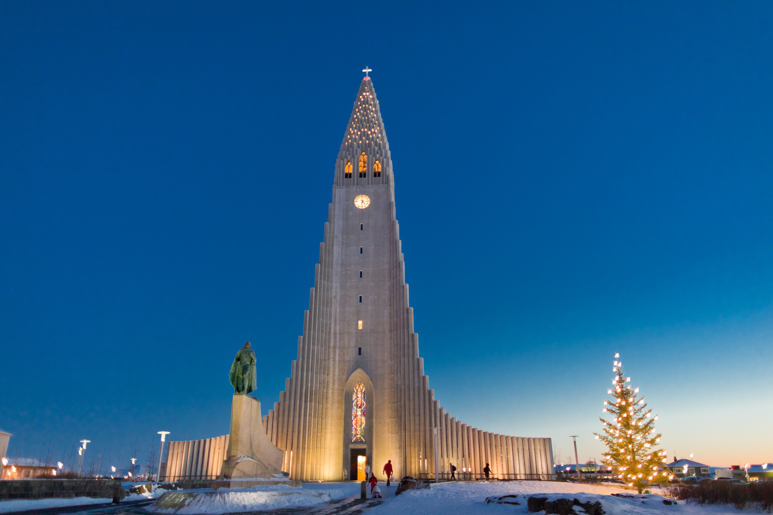 nhà-thờ-Hallgrimskirkja-ivivu
