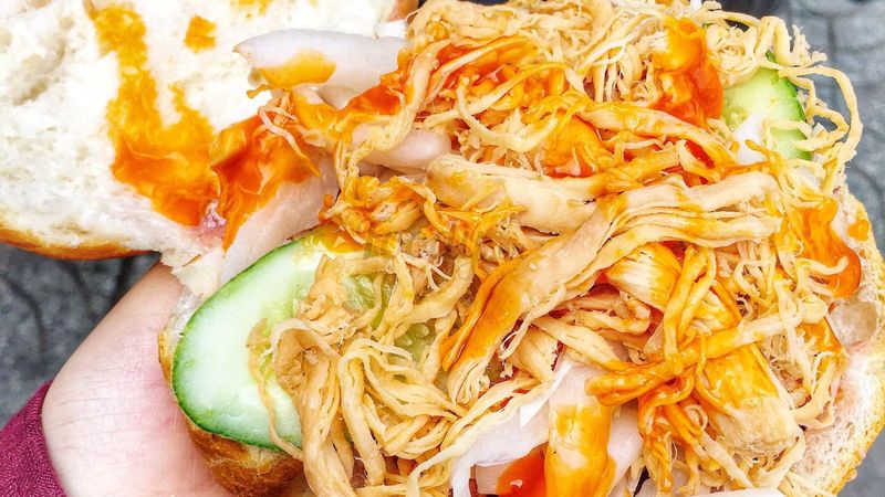 bánh-mì-gà-xé-ivivu