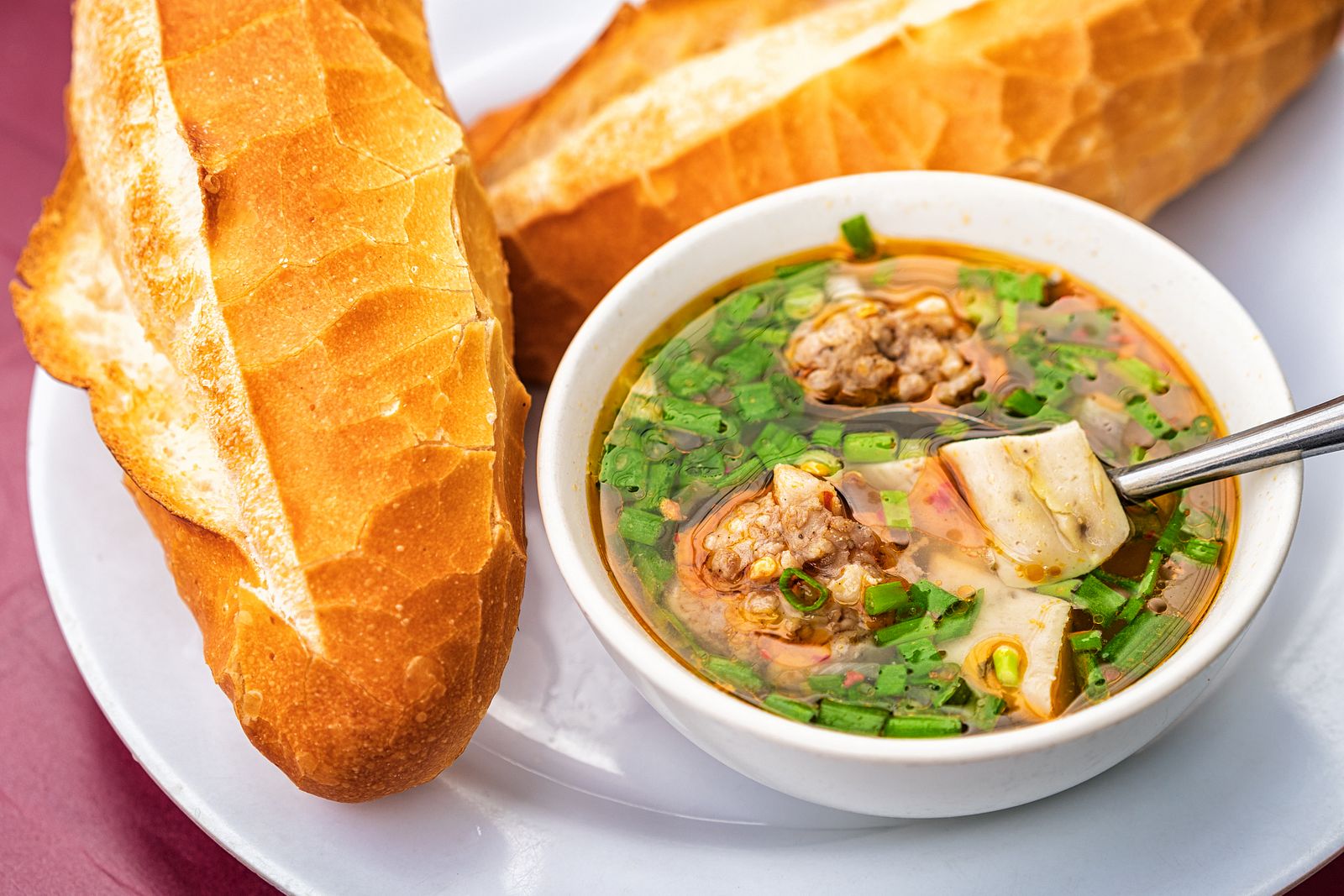 Banh_mi_xiu_mai_Da_Lat-ivivu