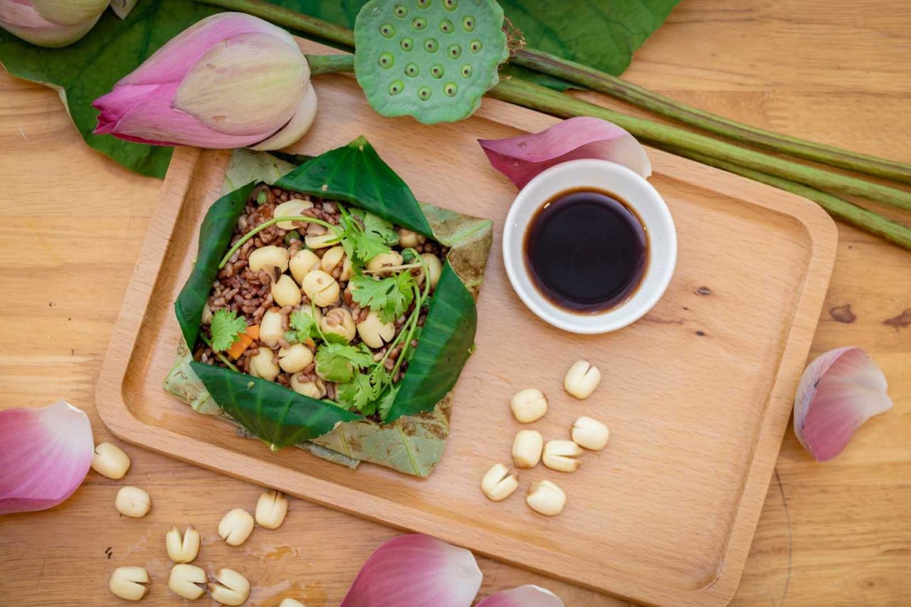 Cơm gói lá sen Đồng Tháp thường sử dụng loại gạo huyết rồng để nấu.
