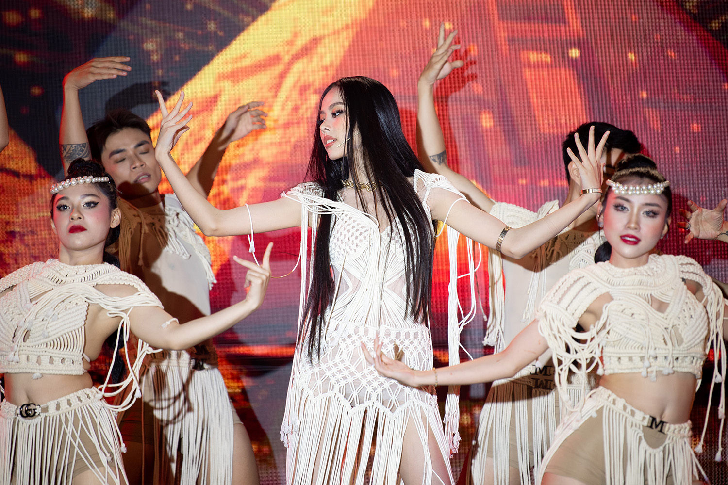 Harper's Bazaar_Á hậu Ngọc Hằng tham dự Miss Intercontinental 2023_04
