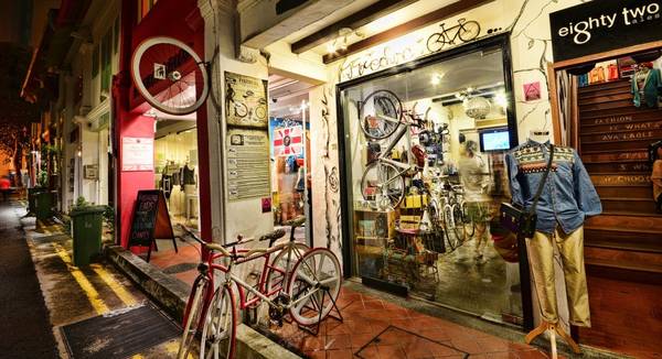 Đây là địa điểm mua sắm các mặt hàng thời trang, đồ handmade sáng tạo nổi tiếng của đảo quốc sư tử, được không chỉ các bạn trẻ người bản địa yêu thích mà còn thu hút được khá đông khách du lịch nước ngoài. Ảnh: William Cho