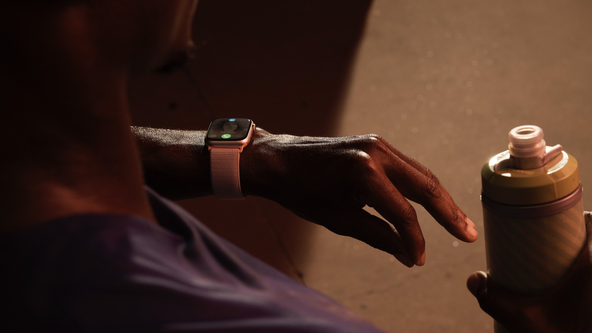 nhấp ngón trỏ cùng ngón cái vào với nhau 2 lần (double-tab), cảm biến trên Apple Watch sẽ ghi nhận chuyển động và thực hiện các tác vụ tương ứng