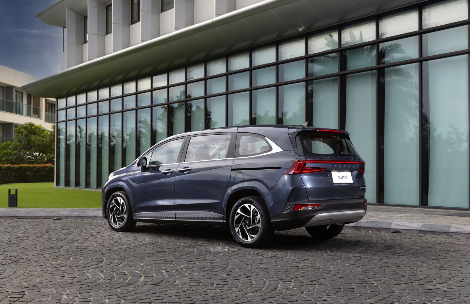 Hyundai Custin