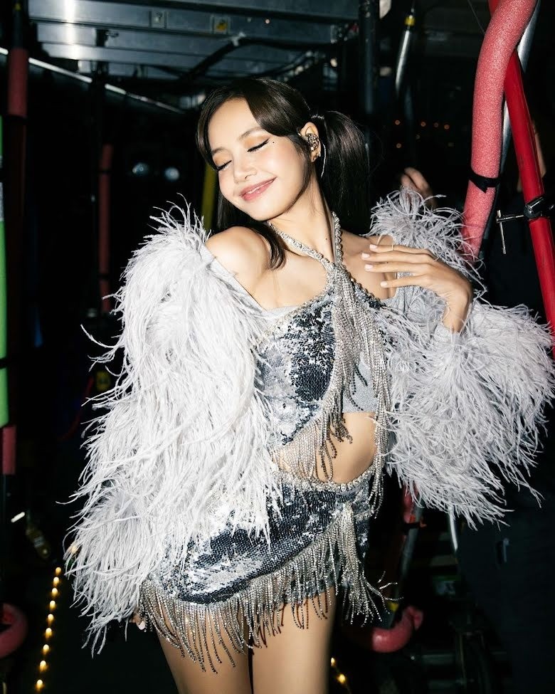 hợp đồng của Lisa BLACKPINK