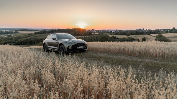 Aston Martin DBX707