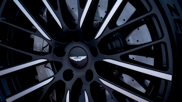 Aston Martin DBX707