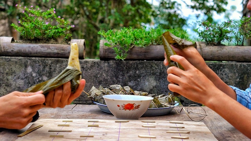Bánh chấm với mật mía.