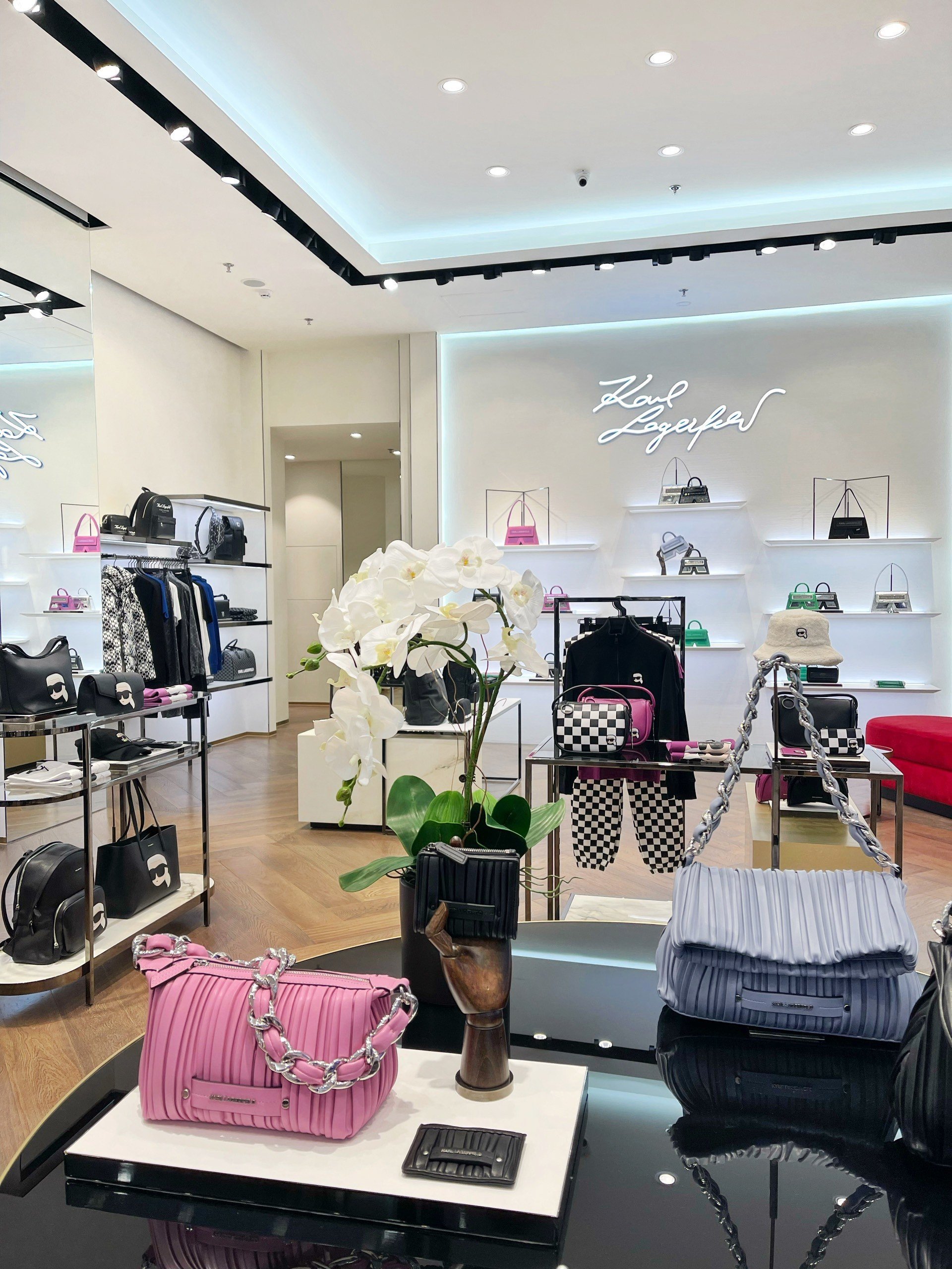 Cửa hàng KARL LAGERFELD đầu tiên