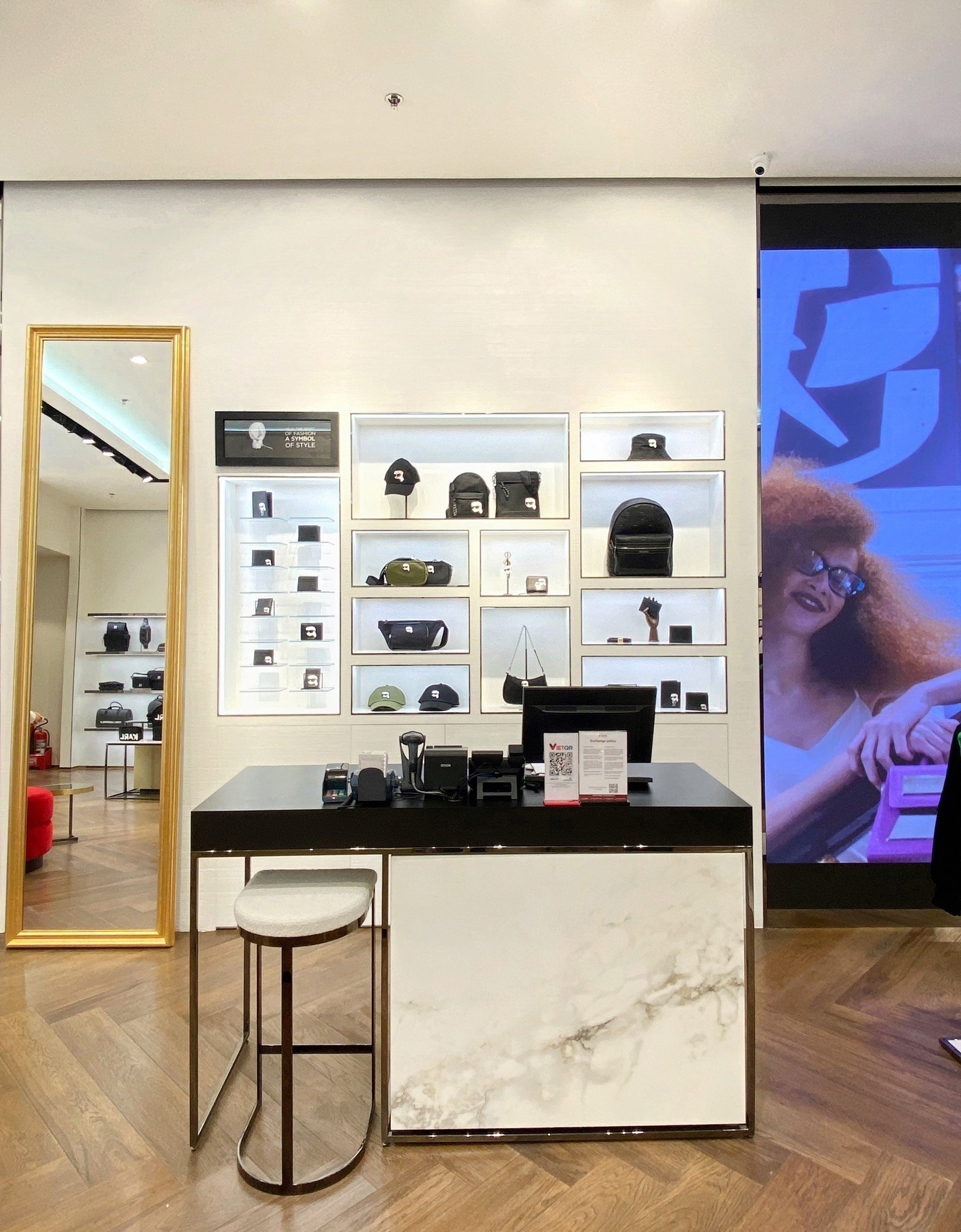 Cửa hàng KARL LAGERFELD đầu tiên
