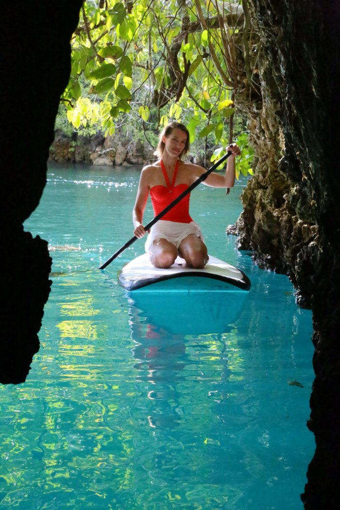 Chèo kayak khám phá thiên nhiên.