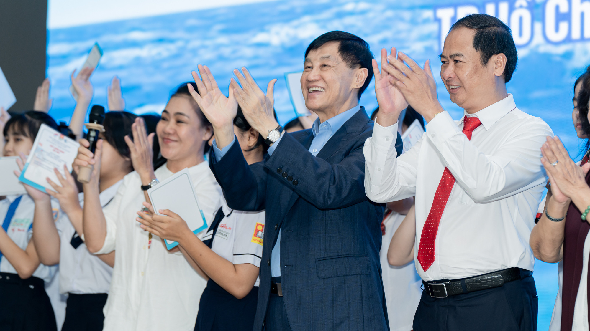 Ông Johnathan Hạnh Nguyễn, Tiên Nguyễn trao học bổng dự án “Ươm mầm tương lai”