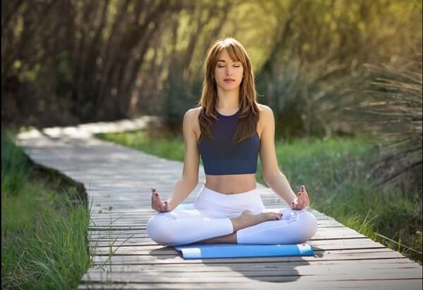 Tập yoga, mở rộng luân xa là cách tốt để bổ sung số 5