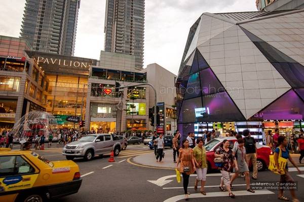 Mua sắm đóng một vai trò vô cùng quan trọng đối với ngành du lịch của Malaysia. Năm 2014, chi tiêu cho hoạt động mua sắm của khách du lịch tại Malaysia đạt 21,6 tỷ ringgit (RM) trên tổng số 72 tỷ RM, tương đương với 30% tổng chi tiêu. So với mức chi tiêu vào năm 2013 (19,8 tỷ RM), con số này đã tăng lên 9,3%. Và chỉ mới tính đến thời điểm tháng 9 năm 2015, con số này đã ước đạt 15,3 tỷ RM, cũng chiếm vào khoảng 30% tổng số 51 tỷ RM Malaysia thu được. Ảnh: Marcos Caratao.