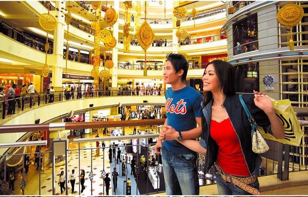 Malaysia có 3 mùa giảm giá lớn thường niên: mùa giảm giá đầu năm Malaysia Super Sale (từ 1-31/3); siêu giảm giá giữa năm 1Malaysia Mega Sale Carnival (15/6-31/8); và mùa giảm giá cuối năm 1Malaysia Year End Sale (1/11-31/12). Cùng áp dụng một khẩu hiệu mới xuyên suốt năm “Siêu ưu đãi, trải nghiệm tuyệt vời”, ba đợt giảm giá thu hút một lượng lớn người dân bản địa tại Malaysia và du khách quốc tế đến mua sắm, ăn tối và giải trí, nghỉ ngơi trong suốt mùa mua sắm tốt nhất của năm. Ảnh: Virtualmalaysia.