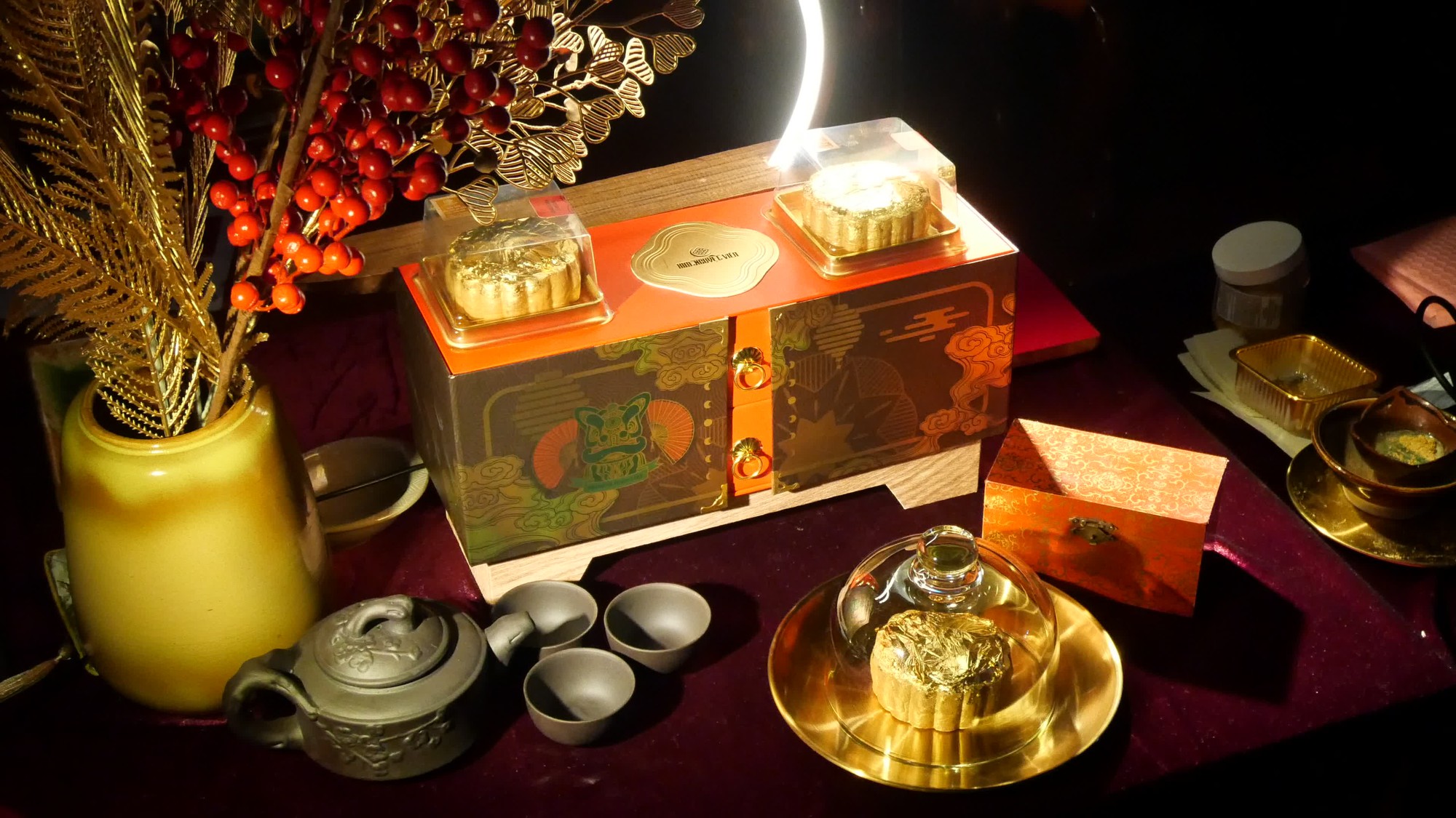 Thiết kế bao bì sang trọng, tinh tế cũng là cách để nâng cao giá trị của chiếc bánh trung thu dát vàng (Ảnh: Xuân Nghiệp)