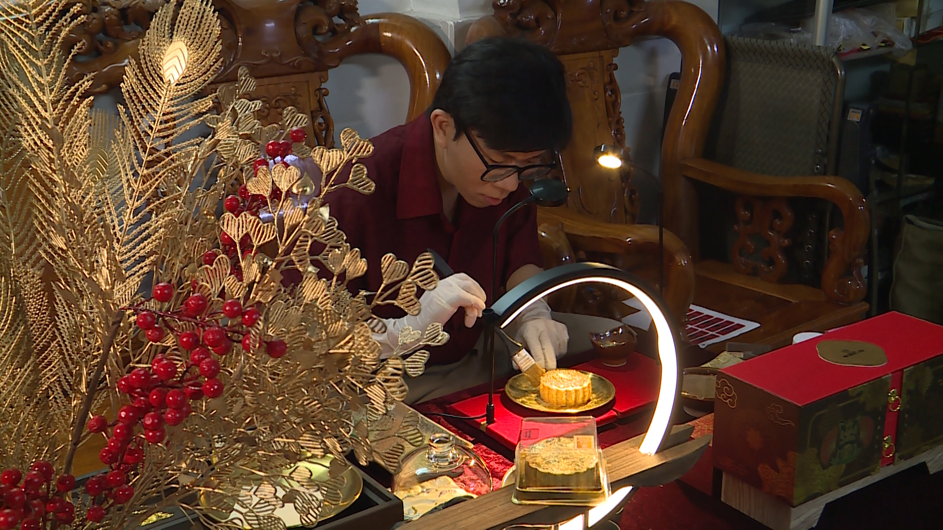 Công đoạn phủ bột vàng cho bánh trung thu (Ảnh: Đông Khánh)