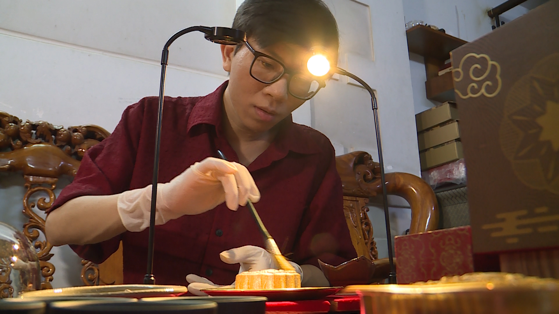 Anh Nguyễn Vũ Long là người đã đưa ra ý tưởng làm bánh trung thu dát vàng (Ảnh: Đông Khánh)
