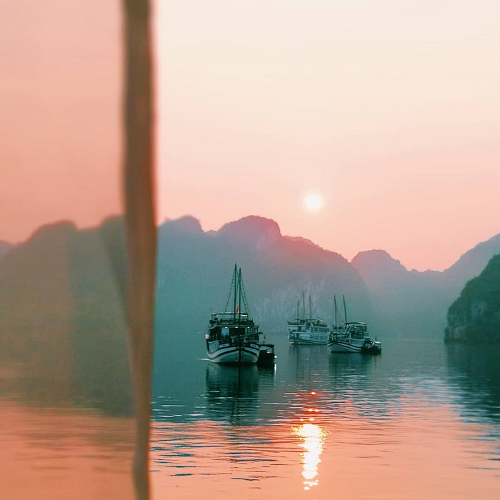 Cửa sổ kính cho không gian du thuyền thêm lung linh. Ảnh: Instagram @saaamanthaaa_teng