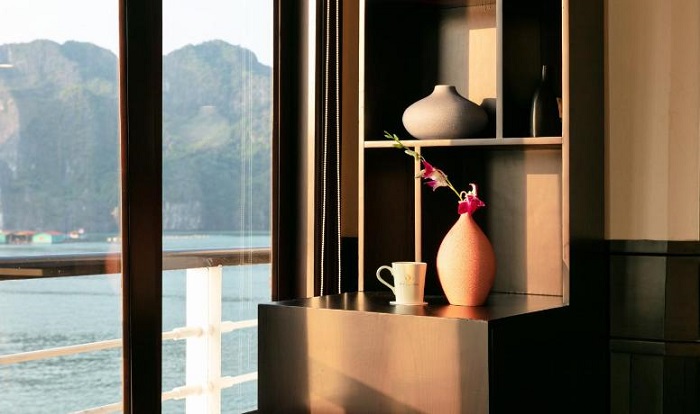 Các chi tiết trang trí tinh tế, thanh lịch là nét thu hút của Pelican. Ảnh: Halong Bay Cruises