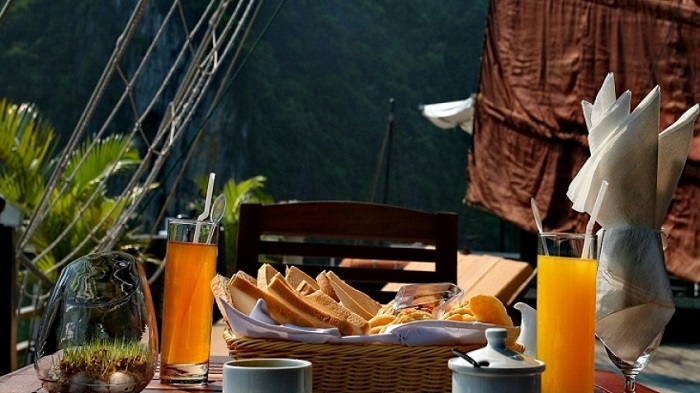 Ẩm thực du thuyền Pelican luôn là một trong những điểm hấp dẫn du khách. Ảnh: Halong Bay Cruises