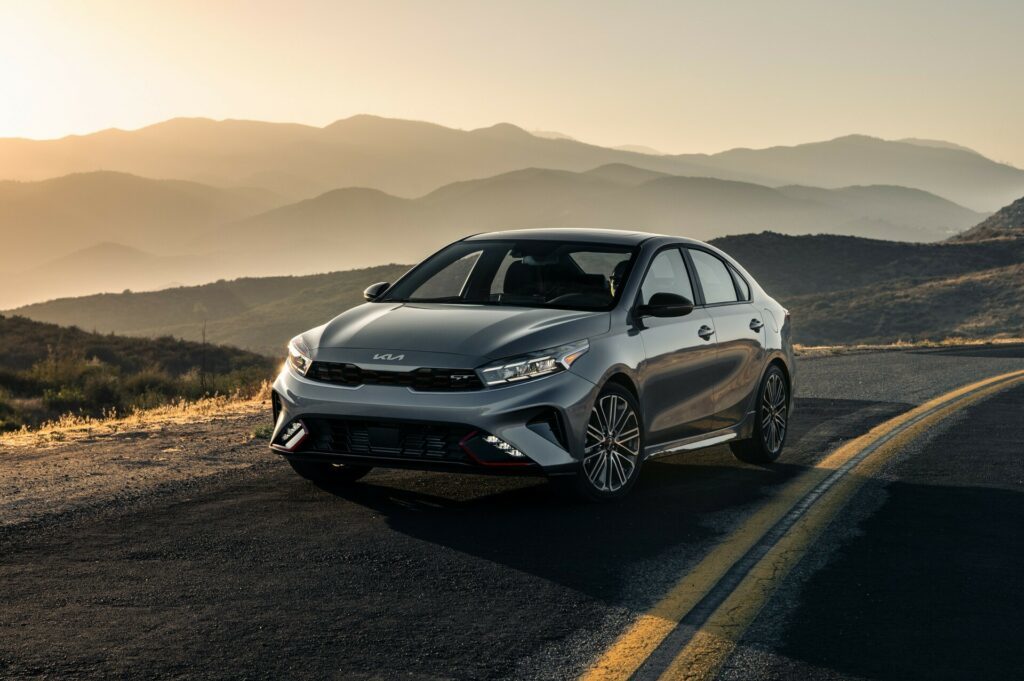 Kia Forte mới giá từ 21.000 USD