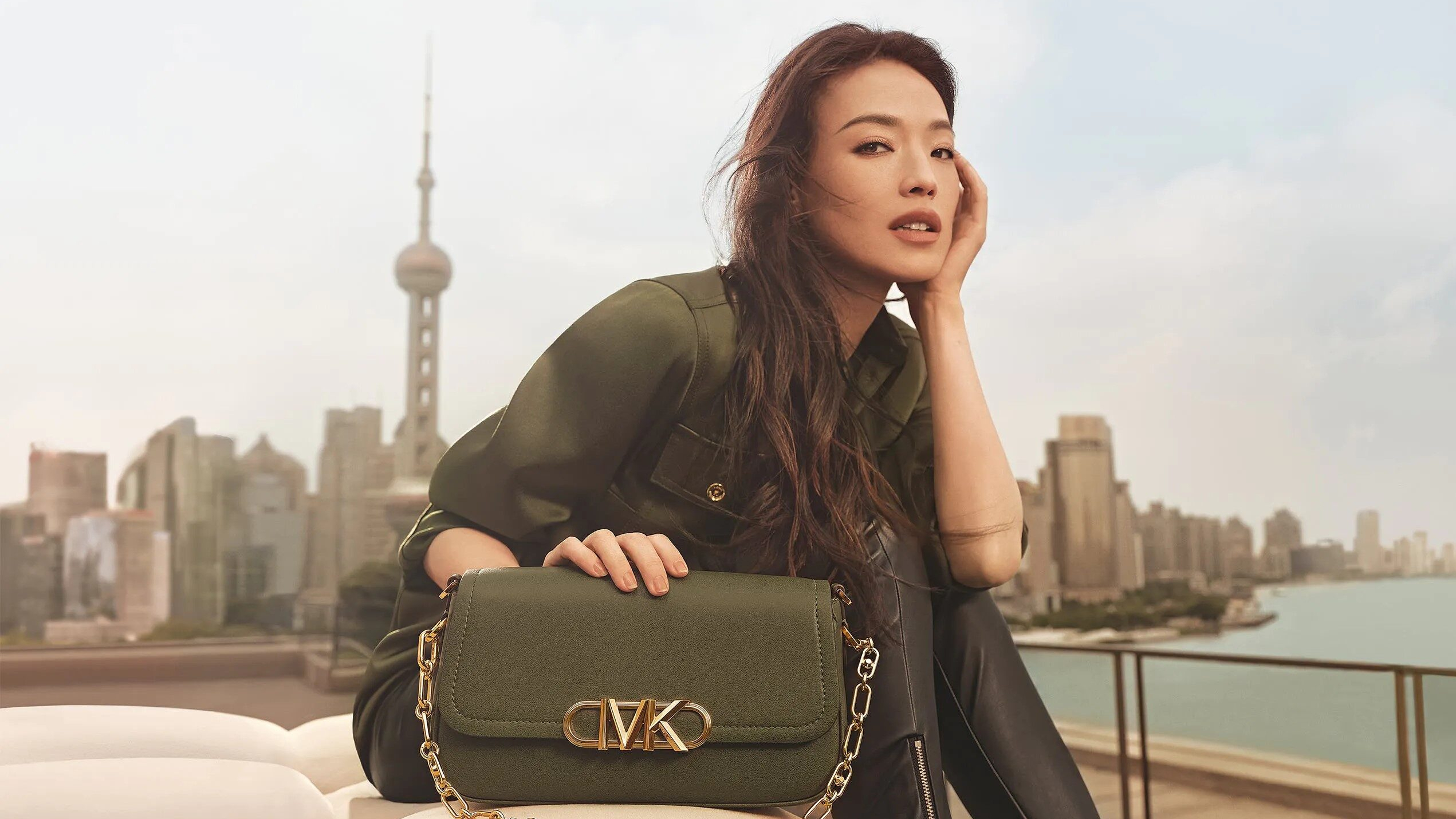 Đại sứ thương hiệu Thư Kỳ trong chiến dịch Michael Kors Thu Đông 2023