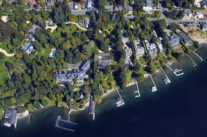 bezos-seattle-1695714394436182319354-1536.jpg