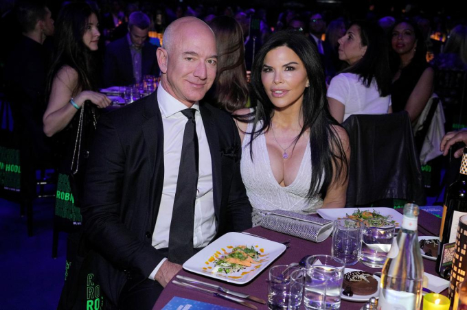 bezos-yacht-flees-holland-egging-07-16957143944372141332273-1535.jpg