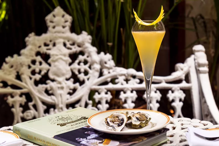 Cách làm 1 ly rượu French 75 kiểu Pháp có gì đặc biệt?