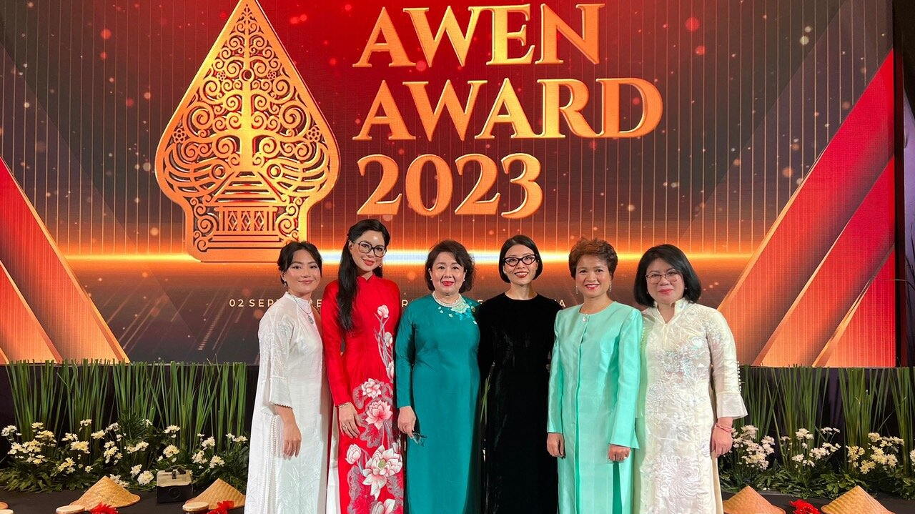 Bà Lê Hồng Thuỷ Tiên nhận giải Nữ doanh nhân ASEAN tại AWEN AWARD 2023
