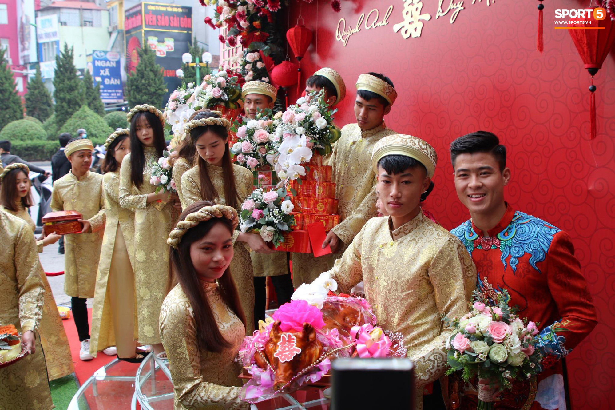 Quang Hải và Đoàn Văn Hậu đều đầu tư khủng cho mâm lễ ăn hỏi của mình.