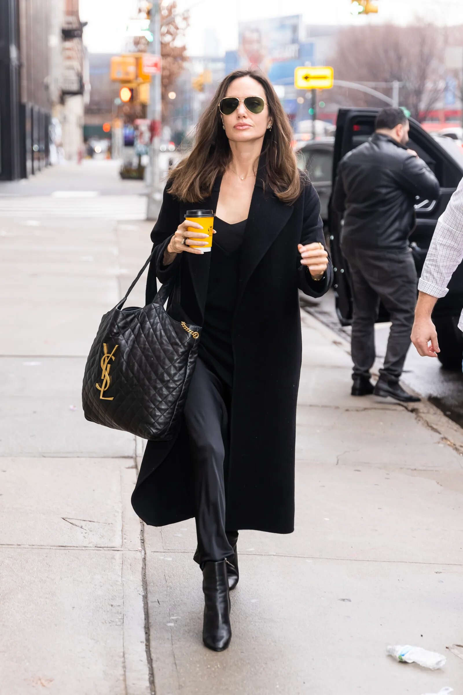 Angelina Jolie là ngôi sao đi đầu trào lưu "quiet luxury" năm 2023