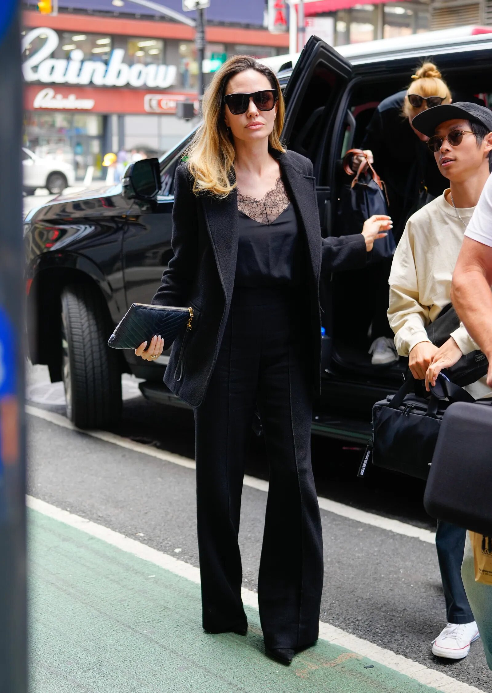 Angelina Jolie là ngôi sao đi đầu trào lưu "quiet luxury" năm 2023