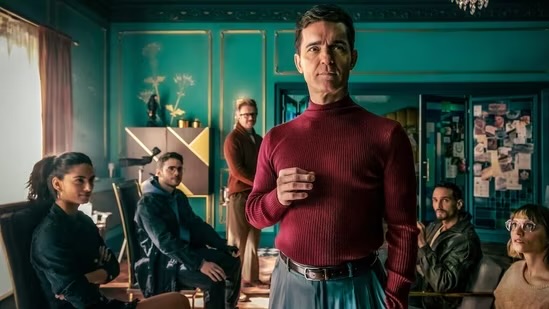 Money Heist: Berlin hạng 1 ở 75 nước, nam chính cười toả nắng cực cuốn