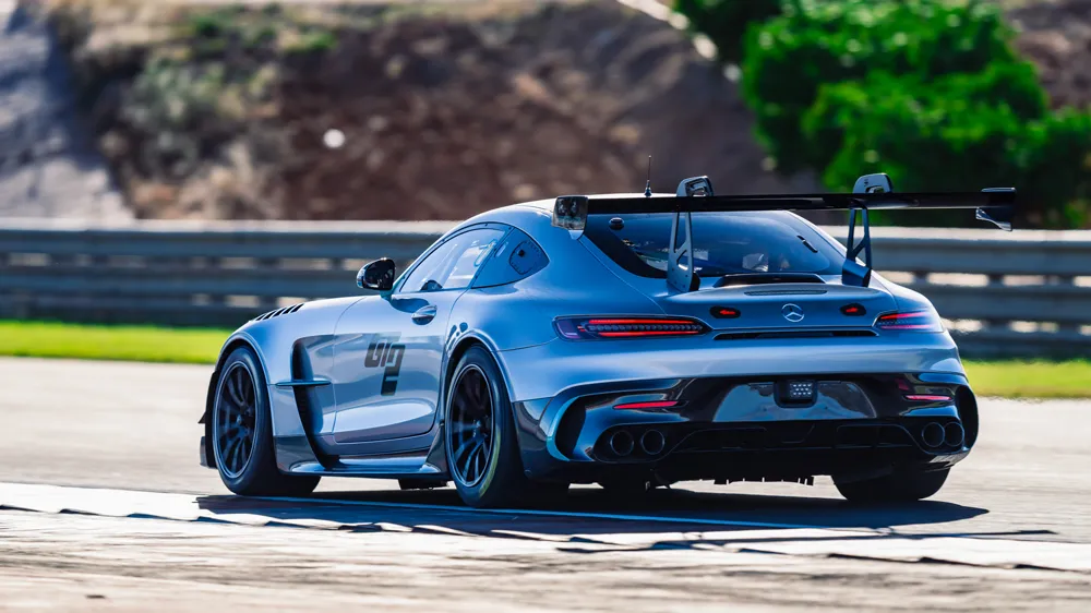 Vạn lý tốc độ - hơi thở của mãnh thú Mercedes-AMG GT2 697 mã lực
