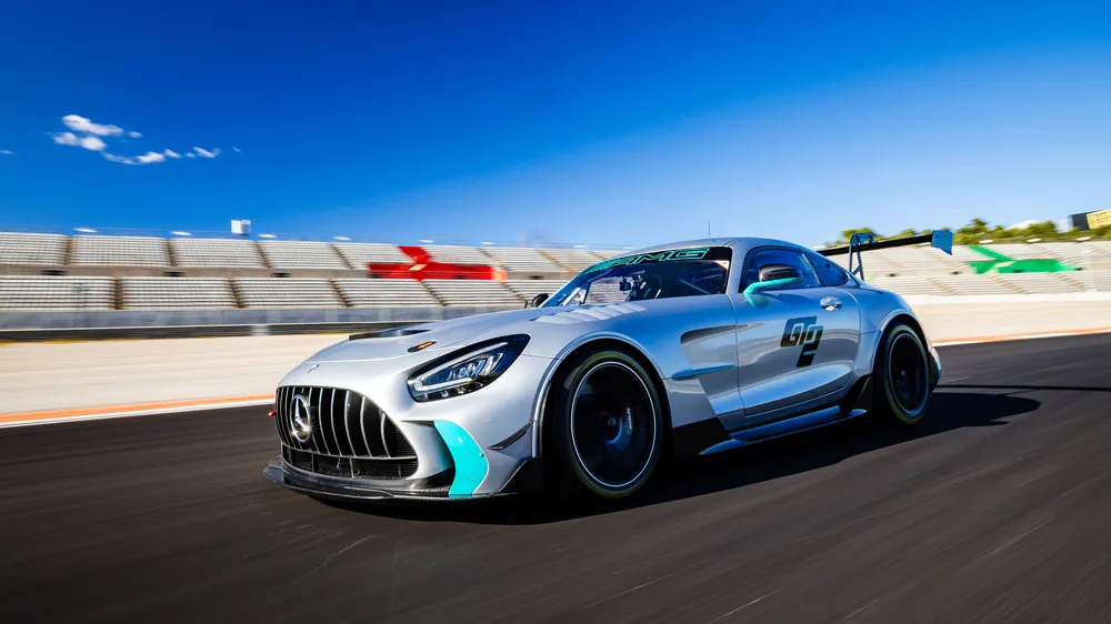 Vạn lý tốc độ - hơi thở của mãnh thú Mercedes-AMG GT2 697 mã lực