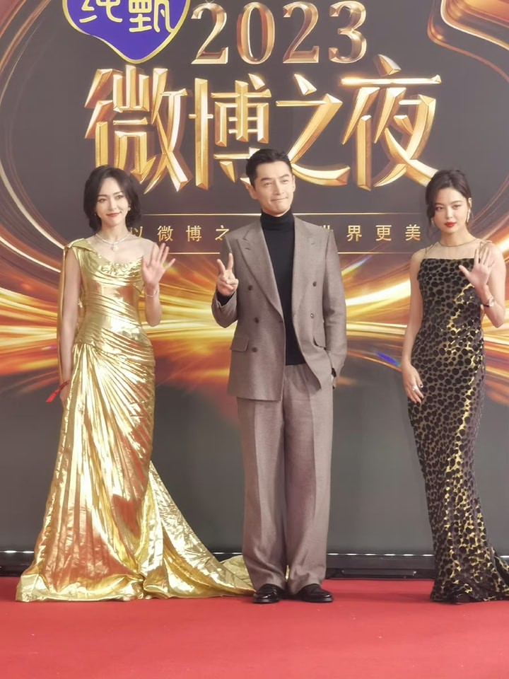 Thảm đỏ Đêm hội Weibo 2023: Triệu Lộ Tư gợi nhớ tới Cruella, Dương Mịch cực sang chảnh