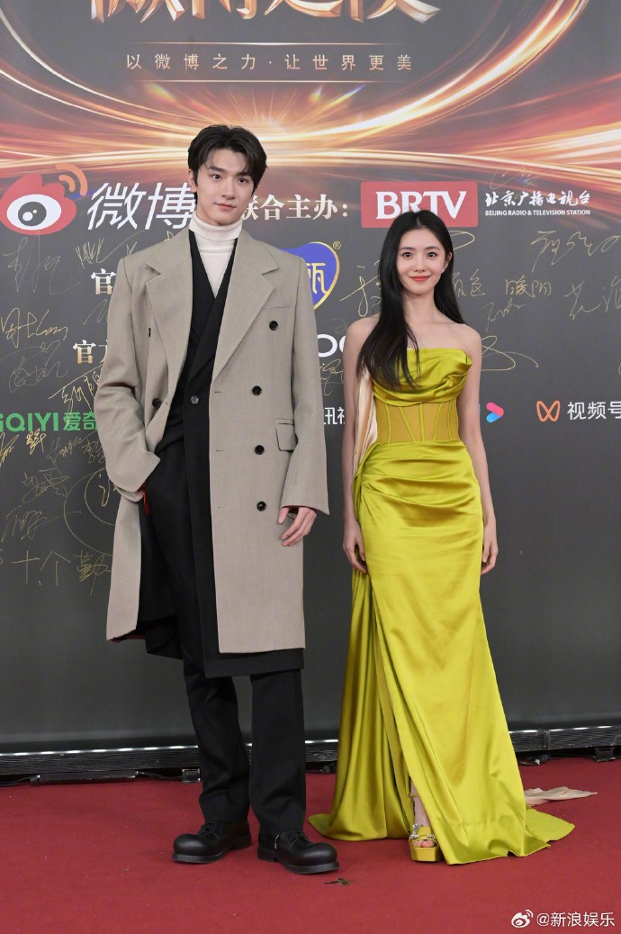 Thảm đỏ Đêm hội Weibo 2023: Triệu Lộ Tư gợi nhớ tới Cruella, Dương Mịch cực sang chảnh