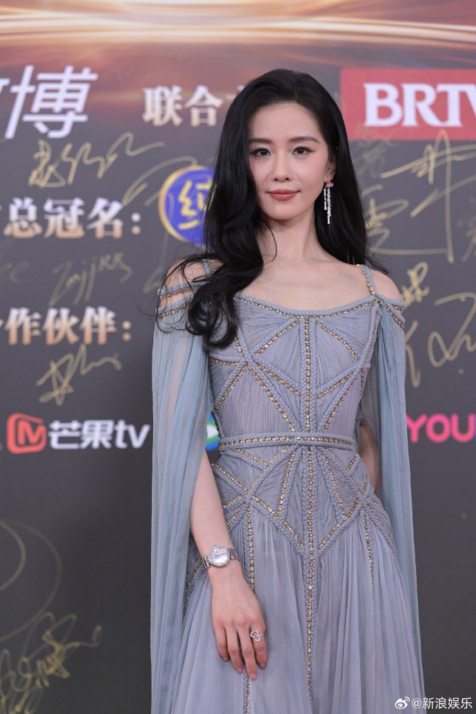 Thảm đỏ Đêm hội Weibo 2023: Triệu Lộ Tư gợi nhớ tới Cruella, Dương Mịch cực sang chảnh