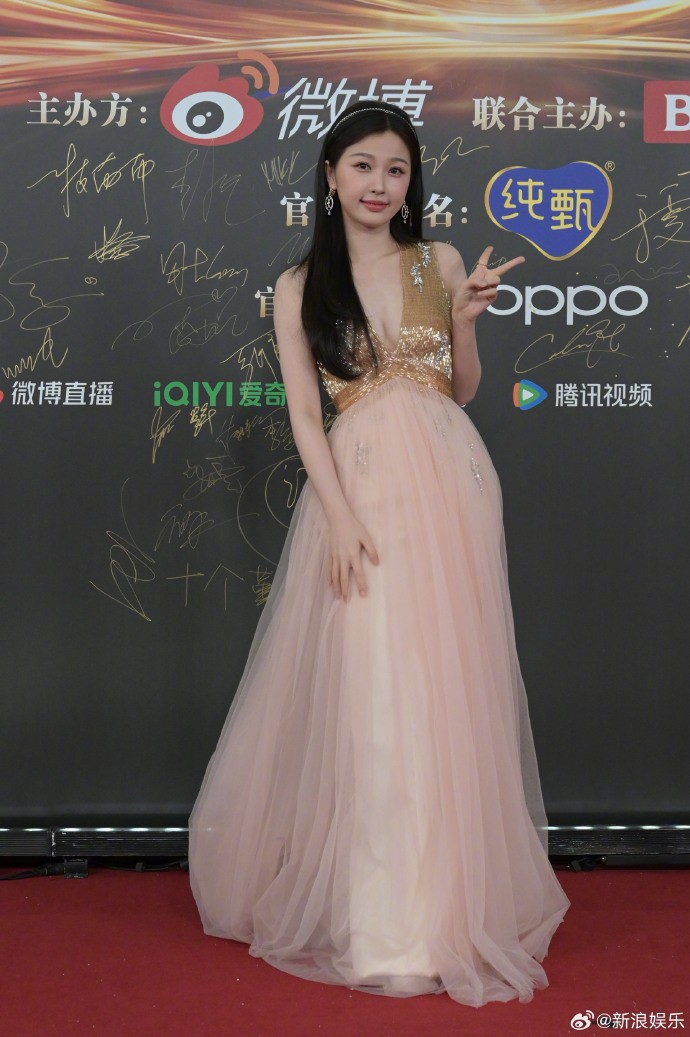 Thảm đỏ Đêm hội Weibo 2023: Triệu Lộ Tư gợi nhớ tới Cruella, Dương Mịch cực sang chảnh
