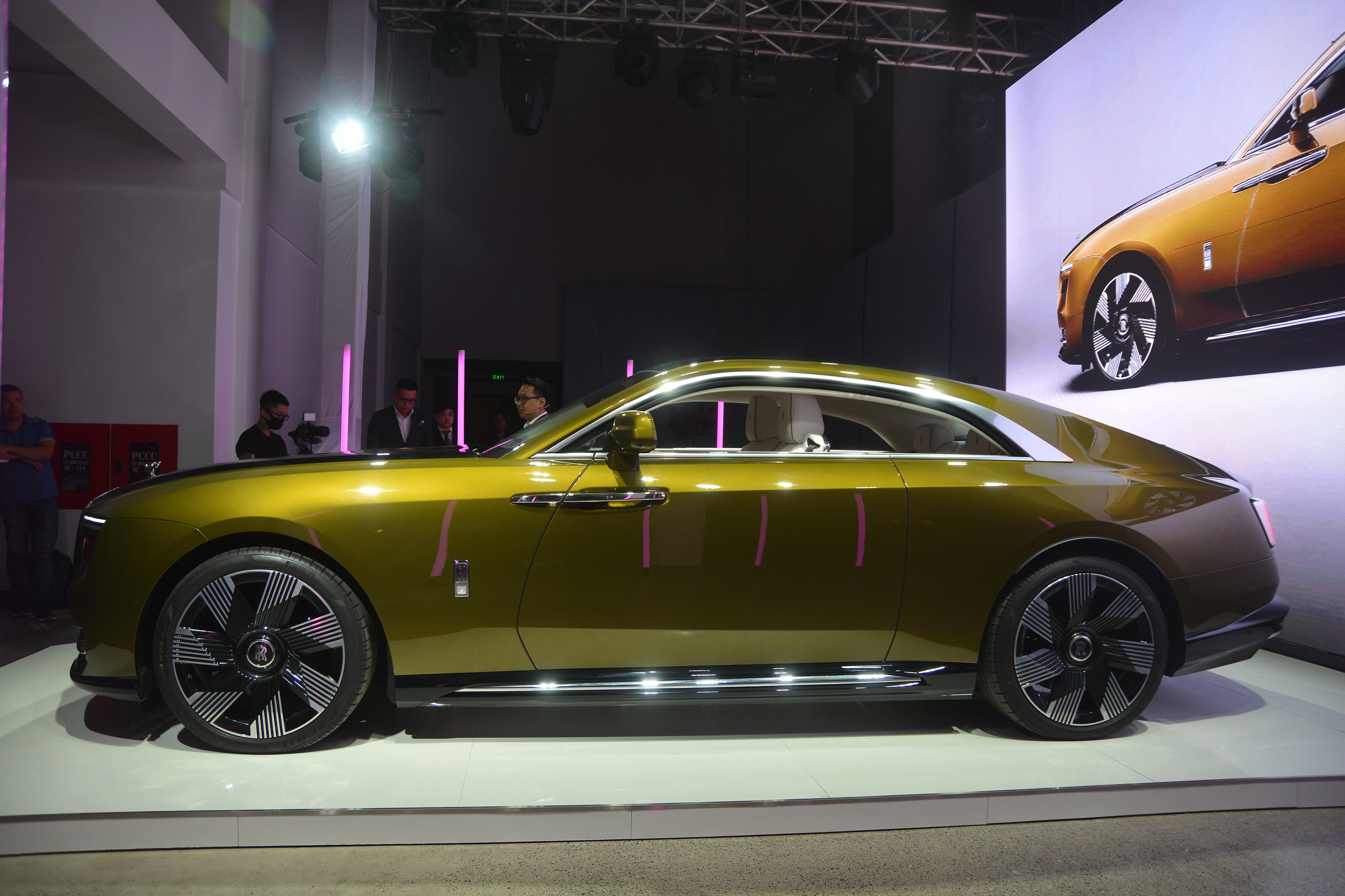 Rolls Royce Spectre ra mắt tại Việt Nam