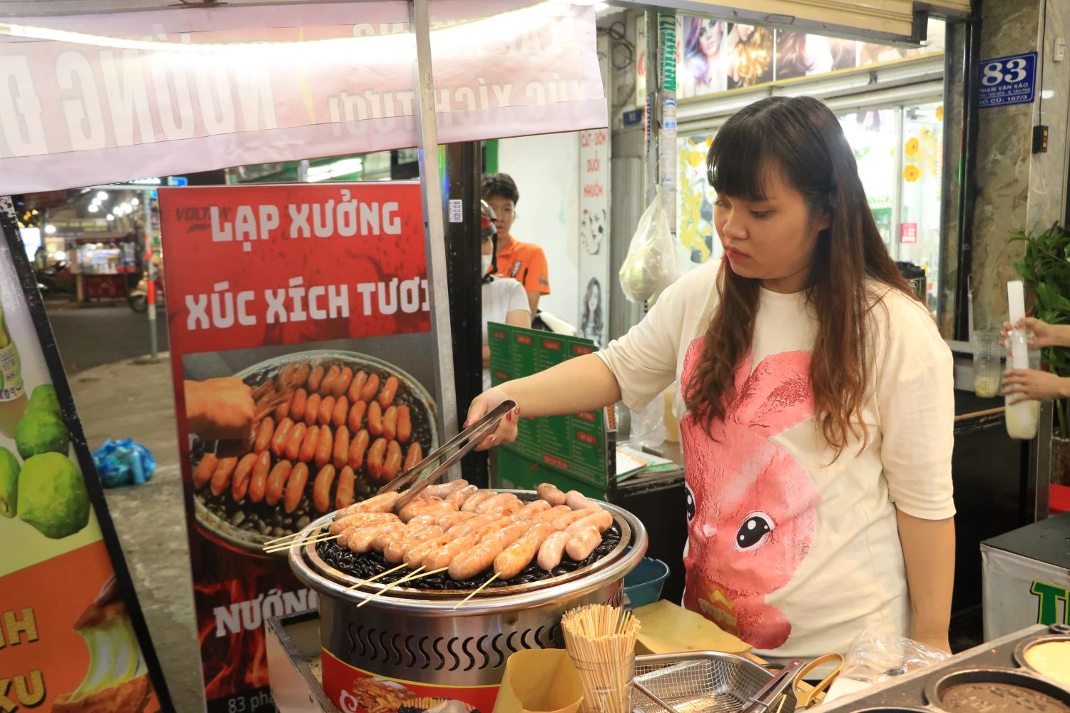 Xúc xích nướng trên sỏi có gì hấp dẫn mà nhiều người xếp hàng chờ mua?
