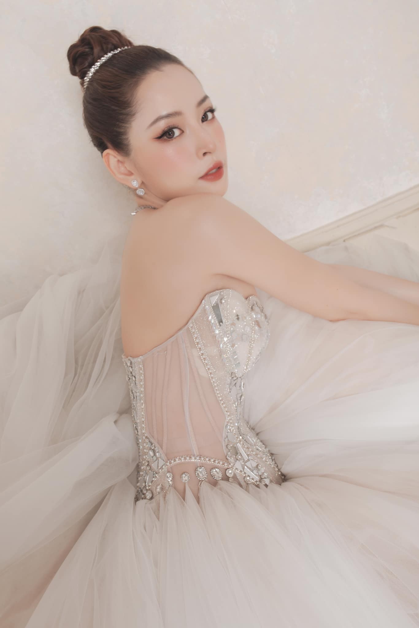Đụng hàng thiết kế Việt với Chi Pu, "mỹ nhân ngư" Lâm Duẫn gặp sự cố bất ngờ
