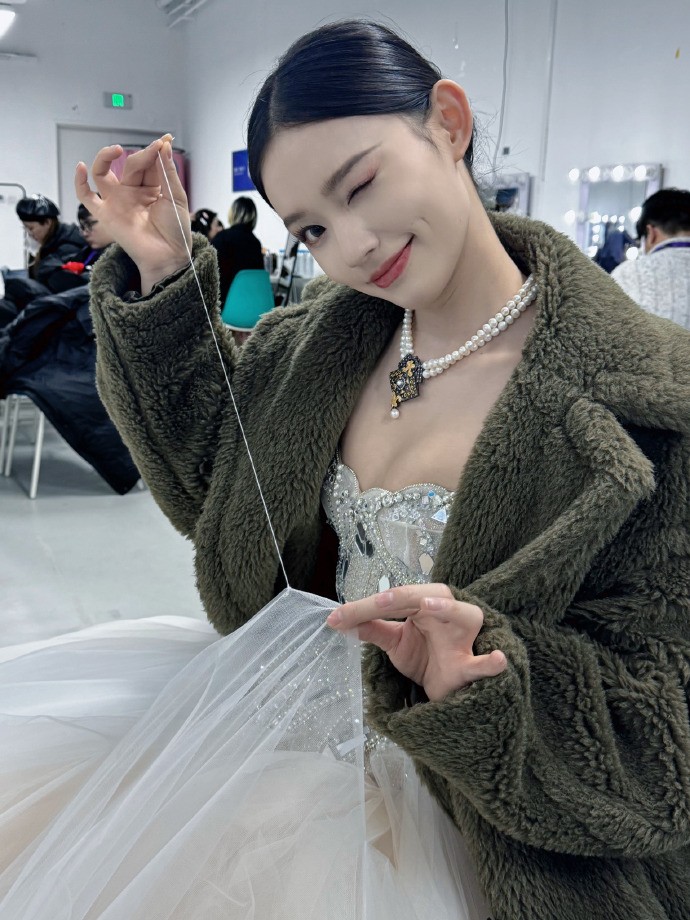 Đụng hàng thiết kế Việt với Chi Pu, "mỹ nhân ngư" Lâm Duẫn gặp sự cố bất ngờ