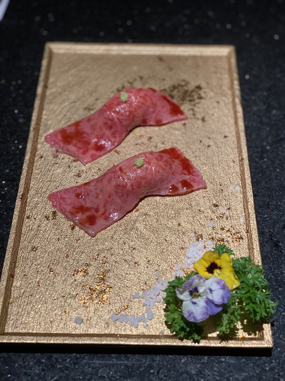 Phần sushi bò với miếng bò mềm mại, tan chảy trong miệng (Nguồn ảnh: Hà Chuu)
