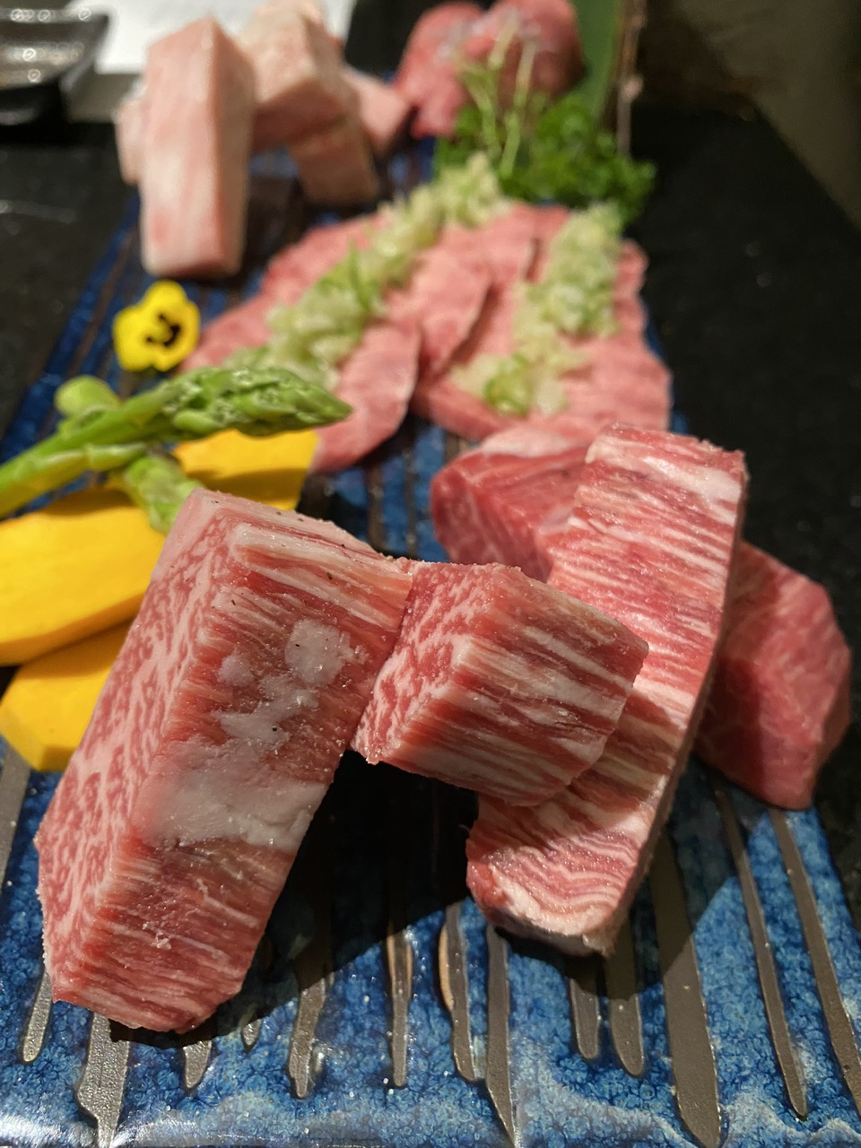 Thưởng thức bò wagyu A5 với điểm vân mỡ từ 10 đến 12 tại nhà hàng (Nguồn ảnh: Hà Chuu)