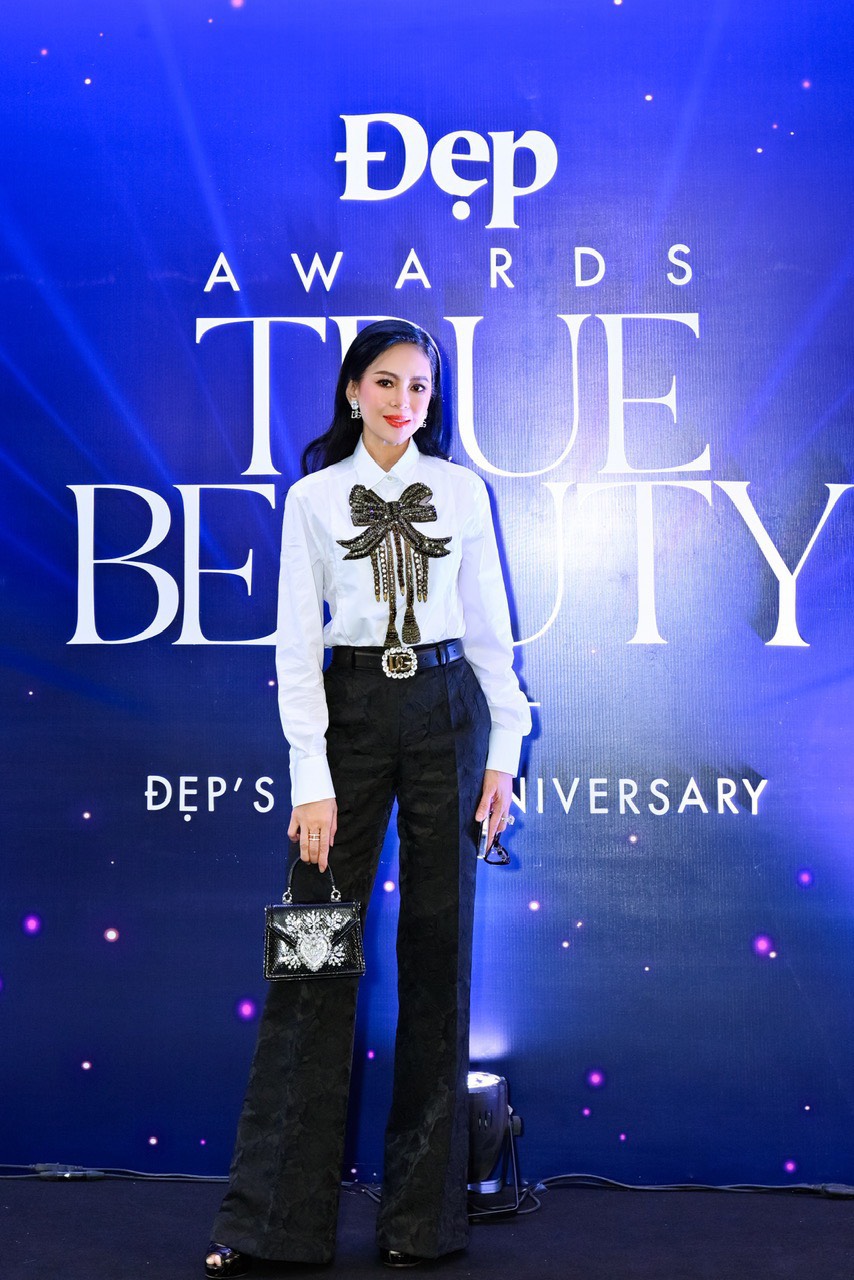 Doanh nhân Lê Hồng Thuỷ Tiên cuốn hút trong mọi khoảnh khắc tại Đẹp Awards 2023
